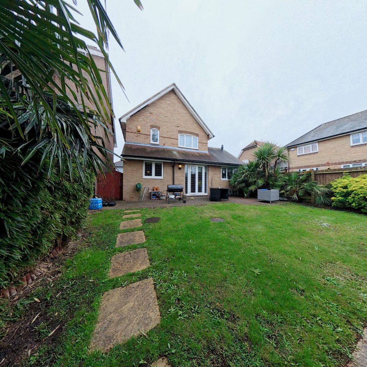 3 Bedroom Detached House Grovewood place  Woodford Green IG8 8PX £820,000