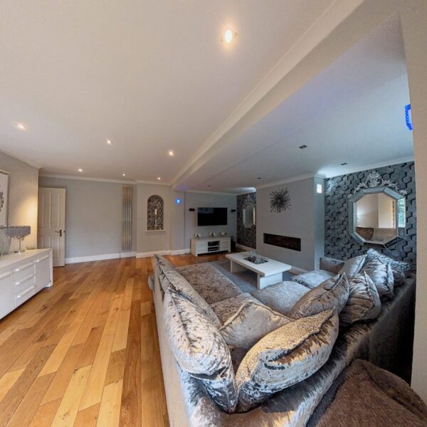 3 Bedroom Detached House Grovewood place  Woodford Green IG8 8PX £820,000