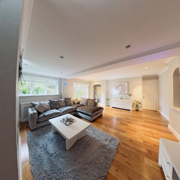 3 Bedroom Detached House Grovewood place  Woodford Green IG8 8PX £820,000