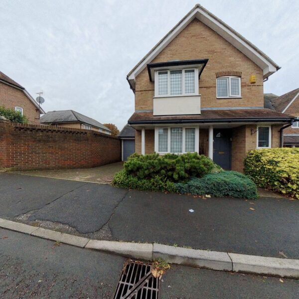 3 Bedroom Detached House Grovewood place  Woodford Green IG8 8PX £820,000