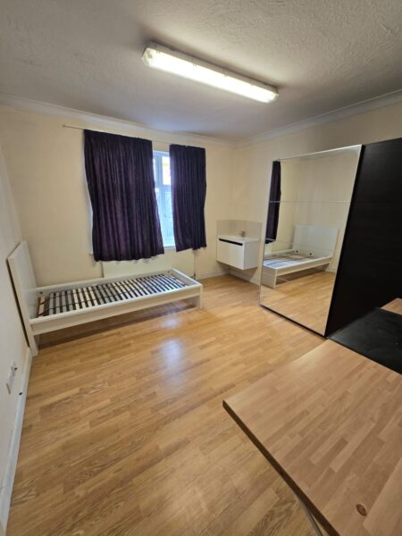 Room for Rent Longbridge road IG11 8SY  £900