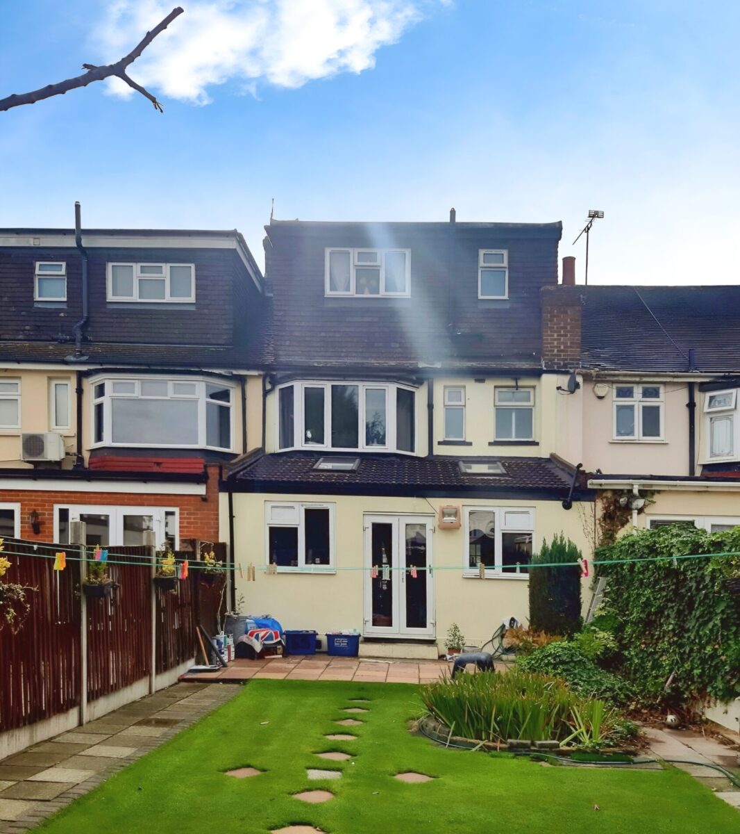 6 Bed House To Rent In Ilford IG3 9DF  £3400