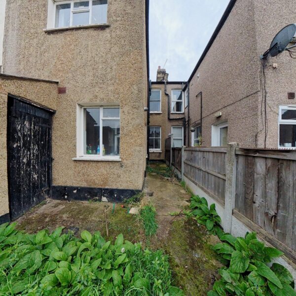 3 Bed Mid Terrace property, Park Avenue IG11 8QX