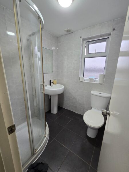 6 Bed House To Rent In Ilford IG3 9DF  £3400