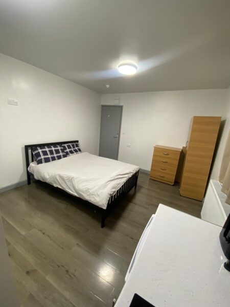 Massive Studio Flat Next to Ilford Station with Bills  IG1 2AG  £1350