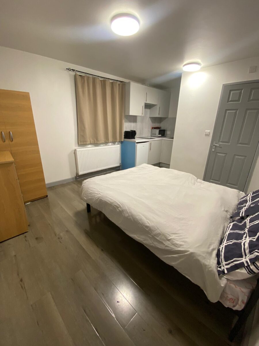 Massive Studio Flat Next to Ilford Station with Bills  IG1 2AG  £1350