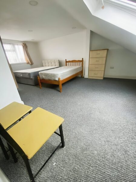 Massive King Size Room in Loft To Rent IG1  £1100