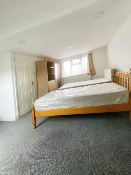 Massive King Size Room in Loft To Rent IG1  £1100