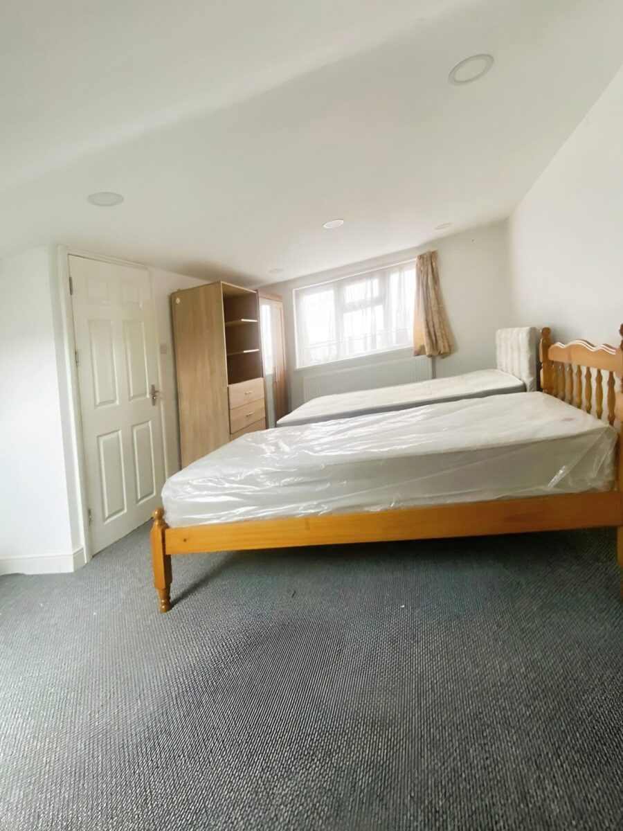 Massive King Size Room in Loft To Rent IG1  £1100