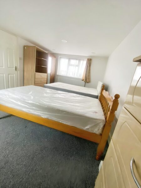 Massive King Size Room in Loft To Rent IG1  £1100