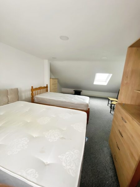 Massive King Size Room in Loft To Rent IG1  £1100