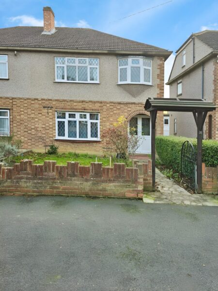 3 Bed Semidetached House To Rent RM1 4YU £2200